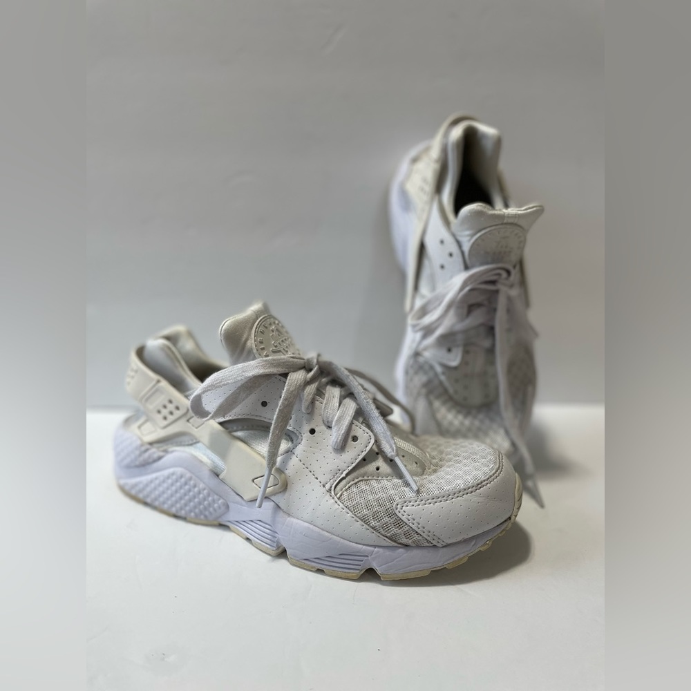 Nike air huaraches women’s size 7 white off white sneakers running shoes